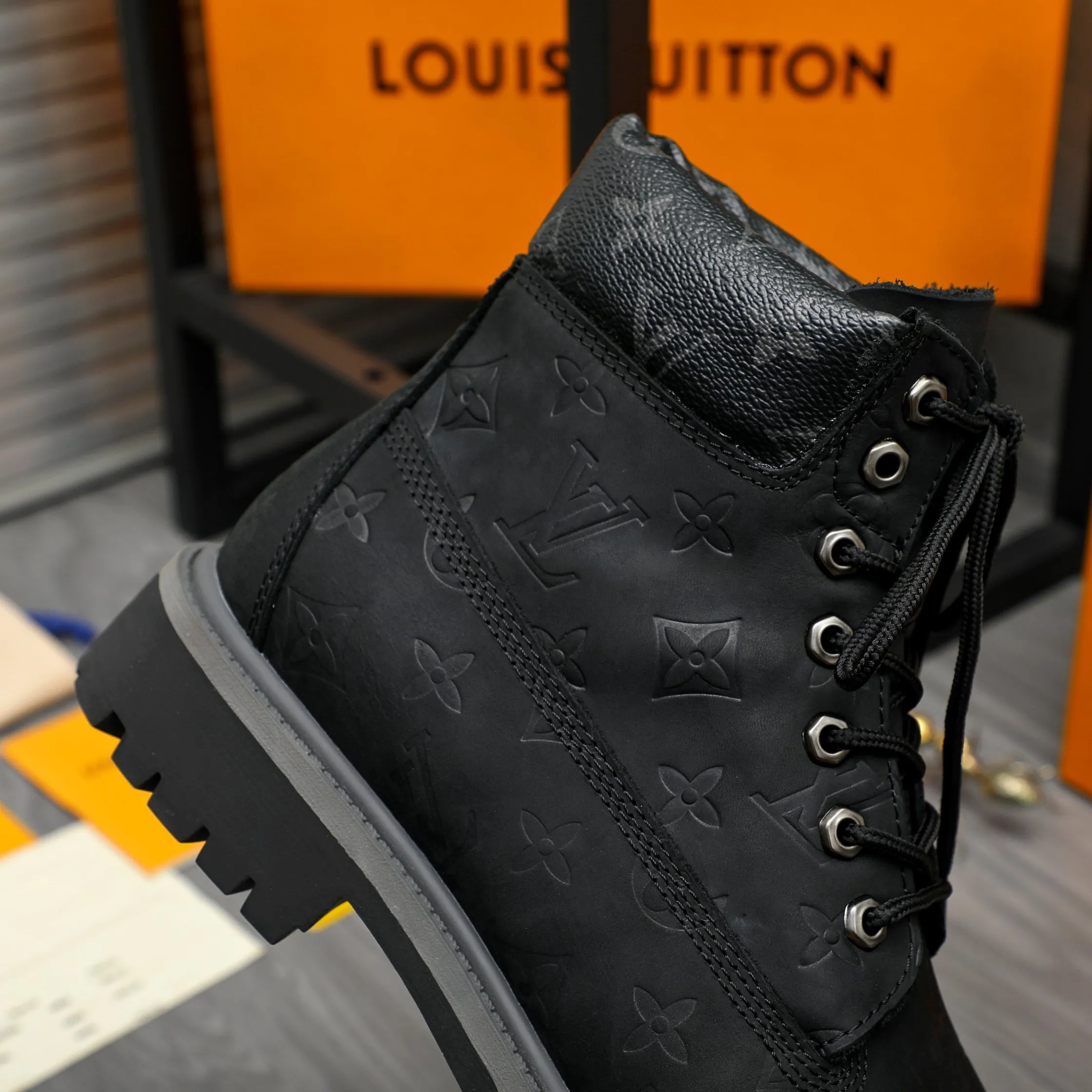 Men's shoes 💰p480 Product trademark: LV "Louis Vuitton" business lace-up high-top men's shoes Regular size: 38-44 Product materials: Selected matte cowhide embossed upper Leather lining Original rubber outsole
